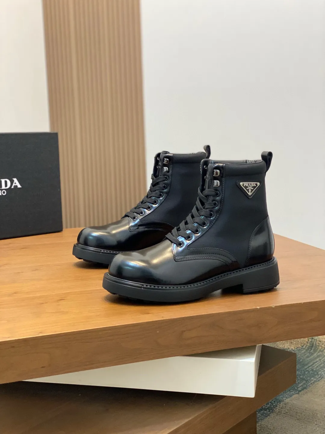 Men's shoes 💰940 PRADA men's latest ultra-light new short wool boots for autumn and winter, two-color blue nylon cowhide leather with eyelets and metal hooks, enameled triangle metal logo, 4m ultra-light serrations Ev a injection rubber concave and convex large particle snowflake pattern anti-slip soles very light and comfortable on the foot Urban modern military boot style design Men's model 39 40 41 42 43 44